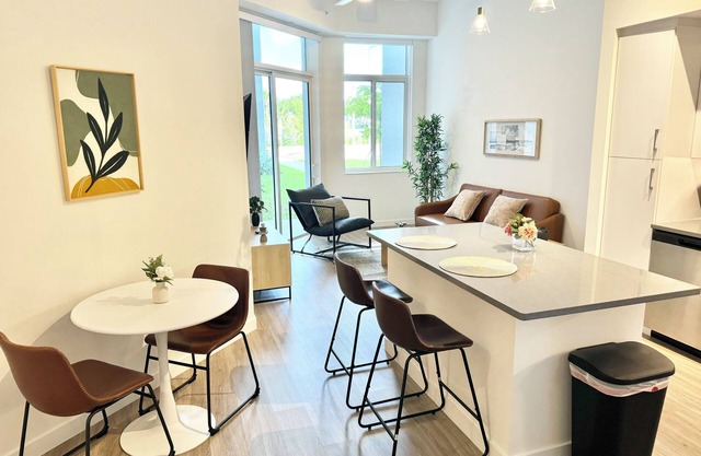 Luxury & Modern 1-bedroom apartment room in West Palm Beach - POOL & GYM