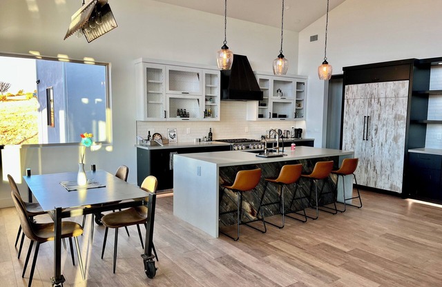 Luxury Modern farmhouse, Strong WiFi, Stunning Granite Mountain Views