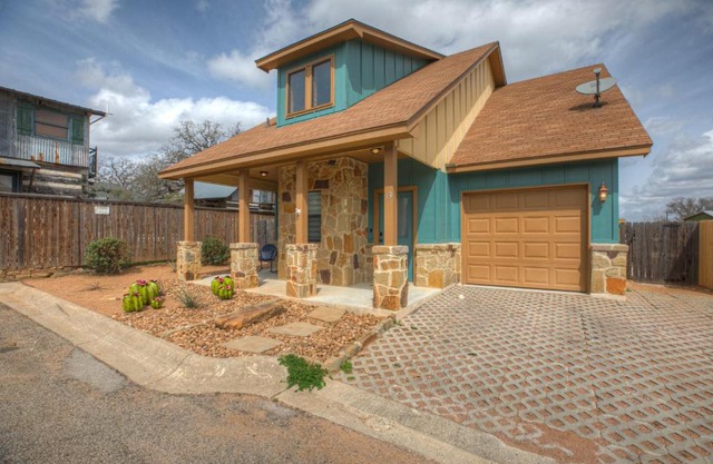 Luxury Modern Home with Hot tub Deck & Firepit!
