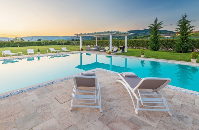 Luxury modern villa with A/C, pool, Jacuzzi, Sauna and Turkish bath near Lucca