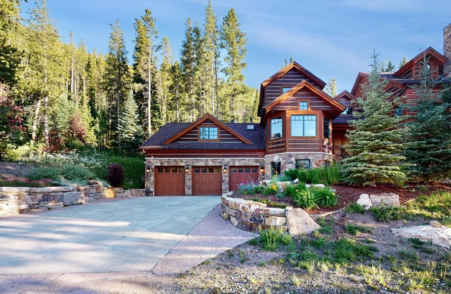 Luxury mountain estate w/private hot tub, home theater, two W/Ds, & spa