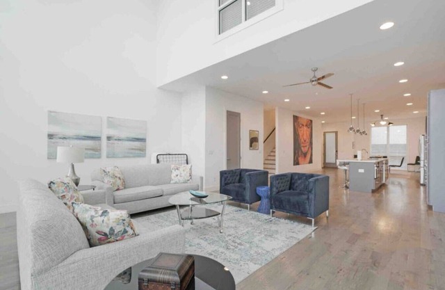 Luxury New Build/Near Broadway!