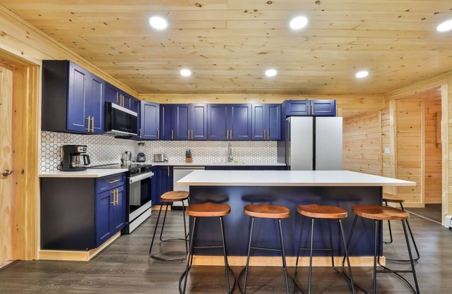 Luxury New Log Home Pool Sauna Hot Tub Game Room