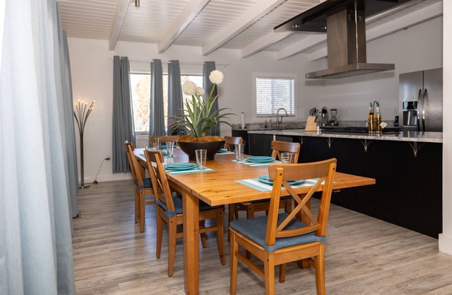 Luxury Nob Hill apartment w/3 primary bedrooms and chef's kitchen. Pet friendly!