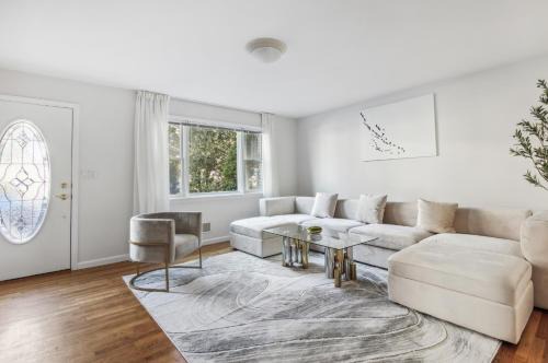Luxury NY Home with Game Room and Free Parking