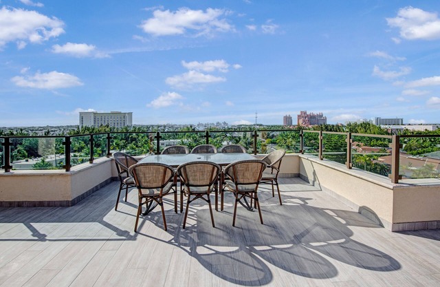 Luxury Penthouse Suite on Paradise Island. Pool, Gym, Rooftop Patio
