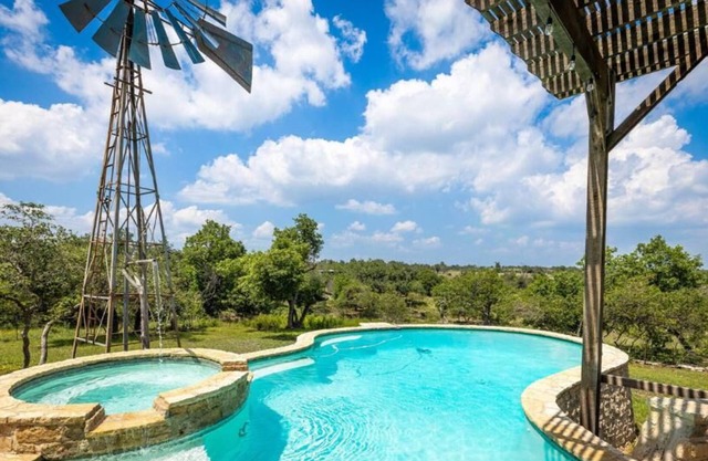 Luxury Pool, Hot Tub, Fire Pit & Scenic Walks