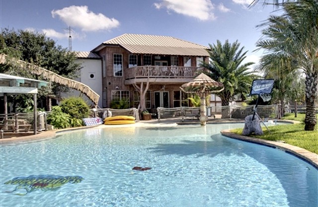 Luxury Rental with a Swimming Pool Perfect for Large Groups near Gruene, Texas