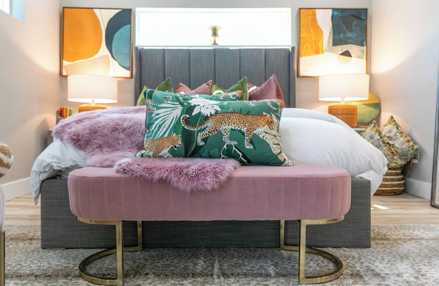 Luxury riverfront Home walk to Historic Downtown & restaurants