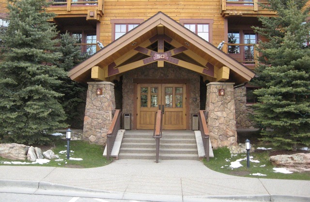 Luxury Ski In, Gondola Out Mountain Thunder retreat. Perfect location in Breck