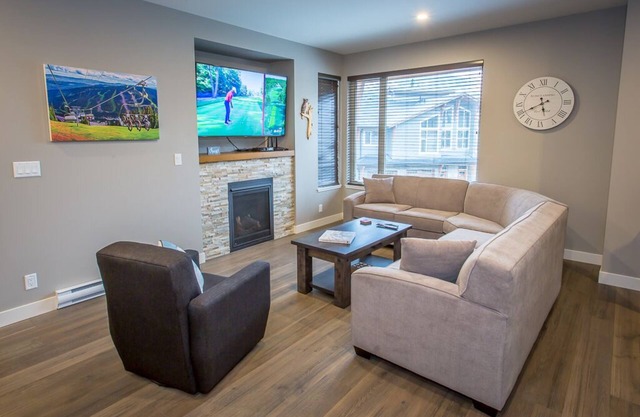★ Luxury Ski-in/out 3 Bedroom Townhouse w/private hot tub & garage