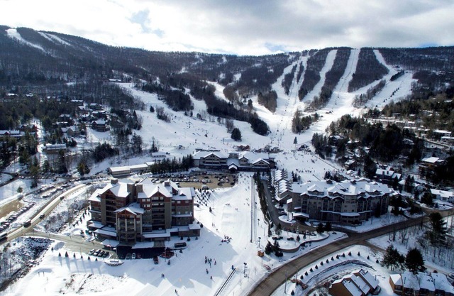 Luxury Ski-in Ski-Out Condo + Amenities