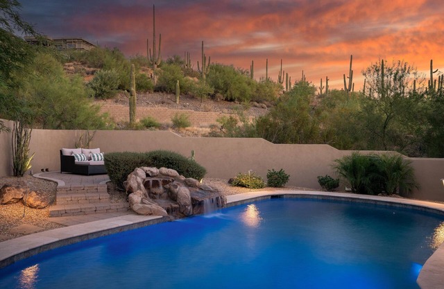 Luxury Sonoran Nights,Walk to Cave Creek, Heated Pool/Hot Tub, Backs Black Mtn