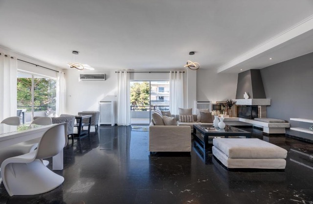 Luxury & Spacious 3 bdrm apt in Glyfada center