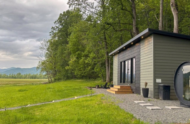 Luxury Tiny Home on Large Farm with Mountain & River Views