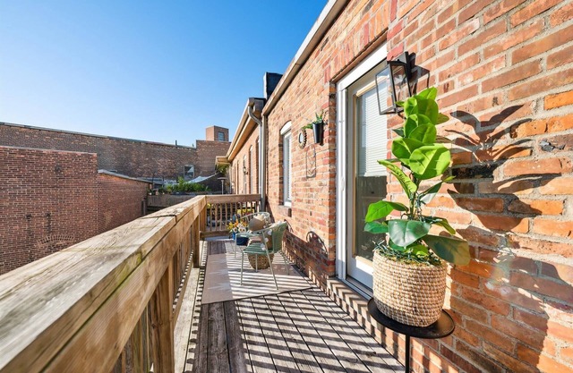 Luxury Townhome-Walk everywhere in Downtown Toledo! 2brs, 2.5baths. Garage!