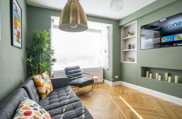 Luxury Townhouse 2BR Belfast's Best Area