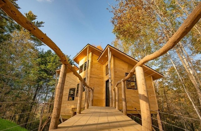 Luxury Treehouse central Stowe/Waterbury. Borders State park. Walk to the Lake!