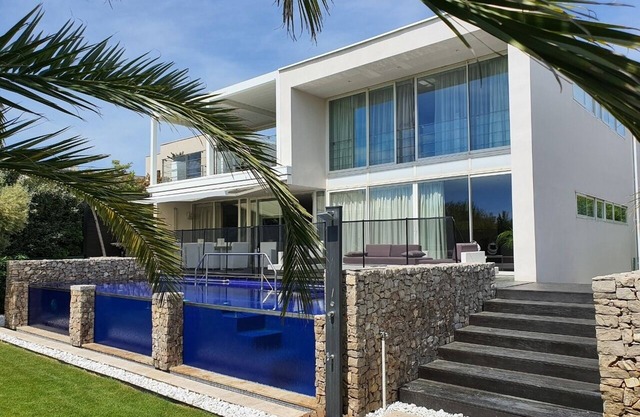 LUXURY VILLA, 10 PEOPLE, FEET IN THE WATER, BEACHFRONT