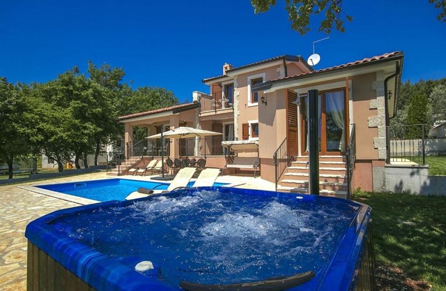 Luxury Villa in Fuskulin with Swimming Pool and Jacuzzi