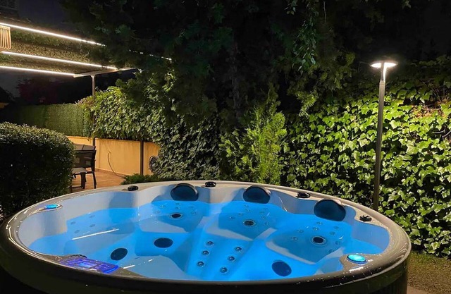 Luxury villa of 400 m2 with jacuzzi in the garden in the capital Madrid