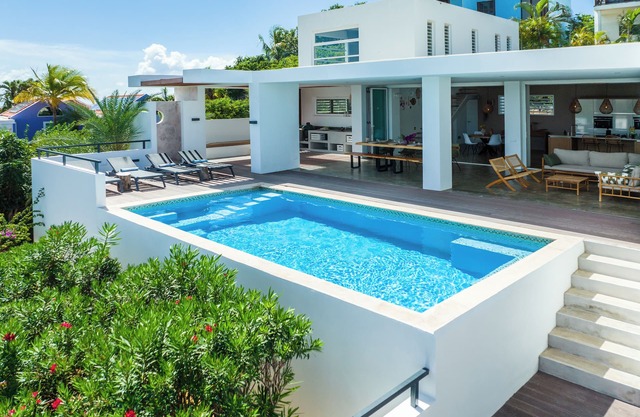 Luxury villa up to 8 people, great views! Close to Jan Thiel & Mambo.