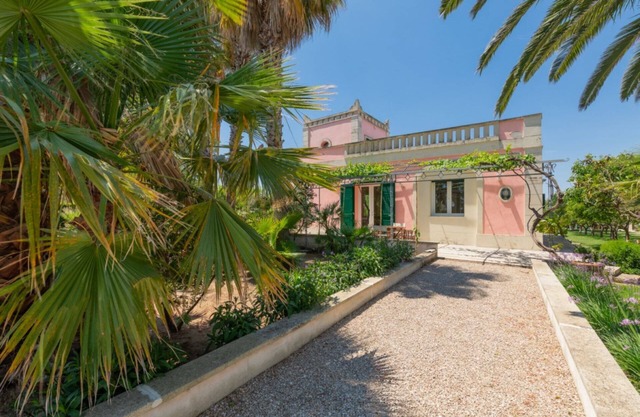 Luxury villa with garden and heated swimming pool, in the Salento hinterland.