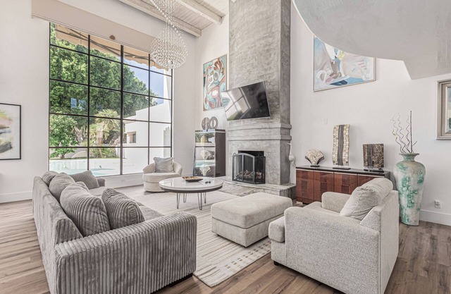 Luxury w/Tennis Courts, Pools & Lakes Scottsdale