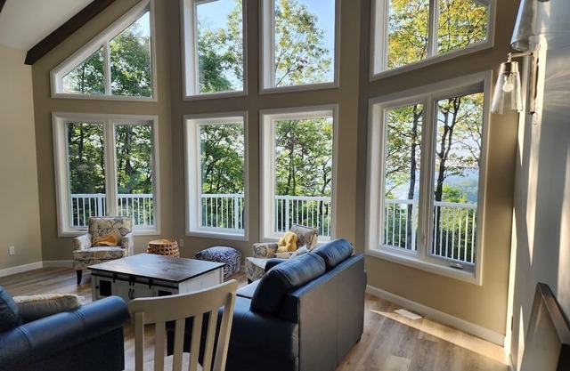 Luxury Waterfront Cottage on beautiful Little Doe Lake