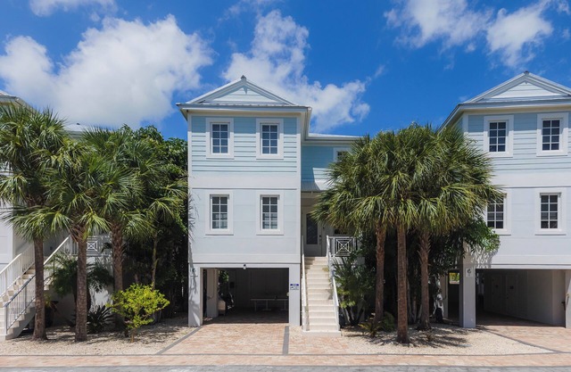 Luxury Waterfront Oasis, Private Pool, Dock, Pet-Friendly 4BR/3BA Prime Location