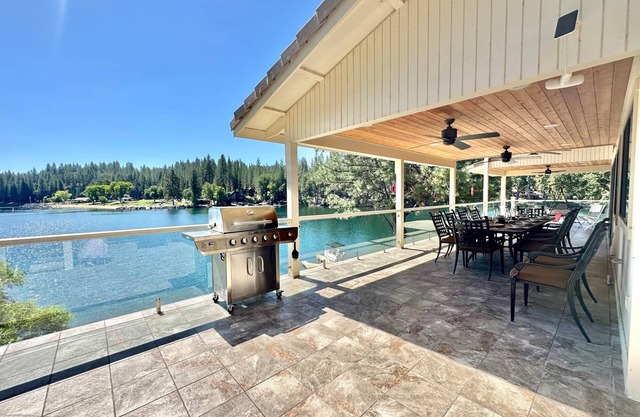 Luxury Yosemite Lake House - Lakefront 5BR Retreat w/Deck, Game Room & Kayaks