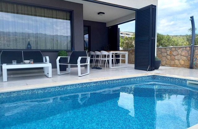 Luxus Apartment mit privatem Pool und Meerblick. Kein Gemeinschaftspool !