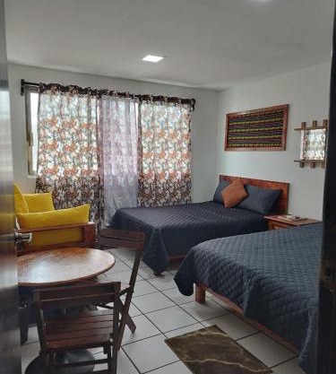 luz serena habitación amplia y confortable