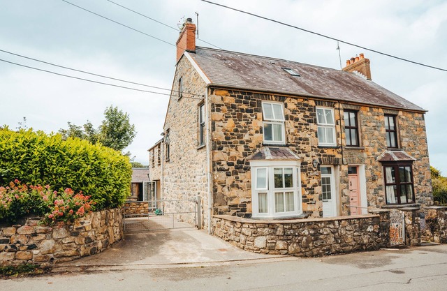 LYNDALE, pet friendly, with a garden in Newport, Pembrokeshire