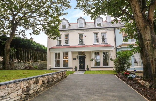 LYNGARAN HOUSE, family friendly, with a garden in Holyhead