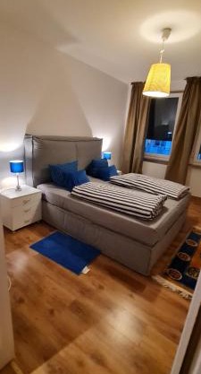 Möblierte Souterrainwohnung mit 2 Schlafzimmern und Garten