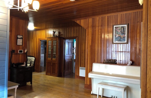 Magnificent Century Home Minutes from the Capital City