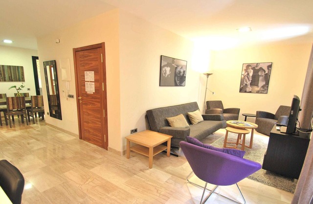 M2. 2 bedrooms Apartment with Balcony/WIFI/Air Conditioning/Kitchen in Historic Center