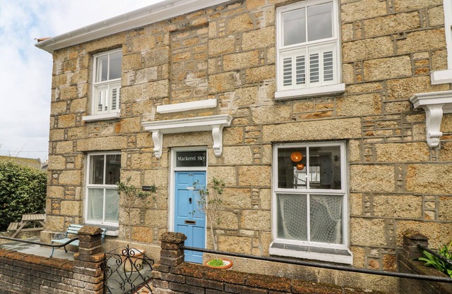 MACKEREL SKY, pet friendly, character holiday cottage in Penzance