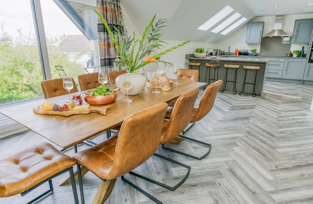 Madrona - a sea view ; sleeps 8 guests in 4 bedrooms