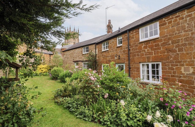 MAGDALEN COTTAGE, family friendly, with a garden in Hook Norton