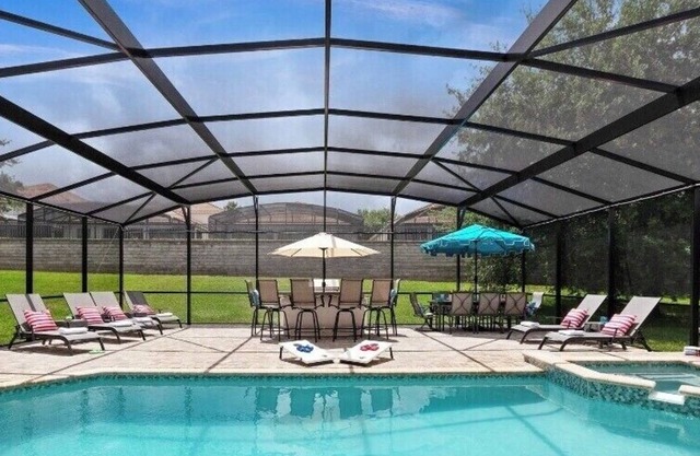 Magical 5 bedroom villa, extended pool deck and movie theatre room near Disney