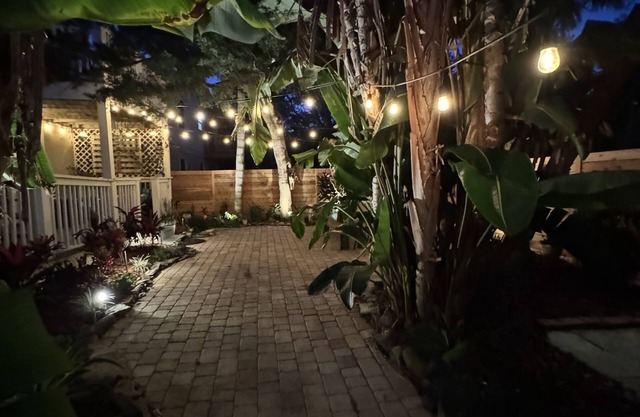 Magical courtyard private cottage by beach