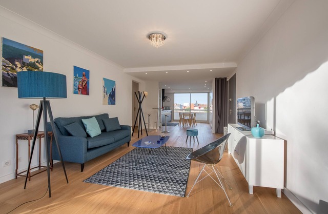 Magnificent 1st line apartment.50 m from the beach.Ideal location.Private parking.