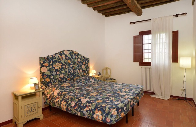 Magnificent and large apartment in the Tuscan countryside