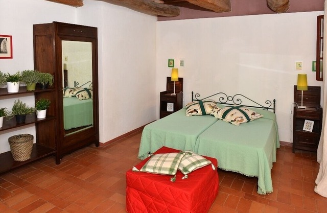 Magnificent and large apartment in the Tuscan countryside