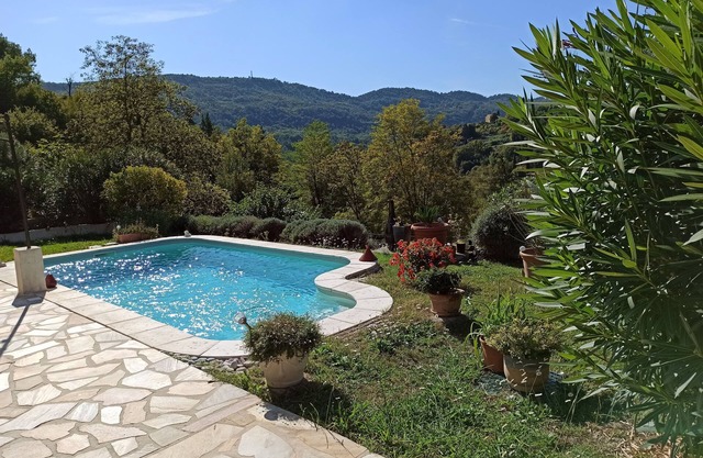 Magnificent villa with swimming pool and mountain view