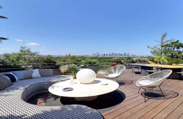 MAGNIFICENT LUXURY PENTHOUSE APARTMENT IN A PRESTIGIOUS NEIGHBORHOOD