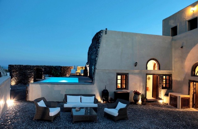 Magnificent manor house with a terrace, an enormous courtyard and an infinity pool, over the rooftops of the village