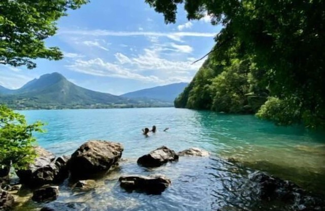 Magnificent villa in a green setting between lake and mountains